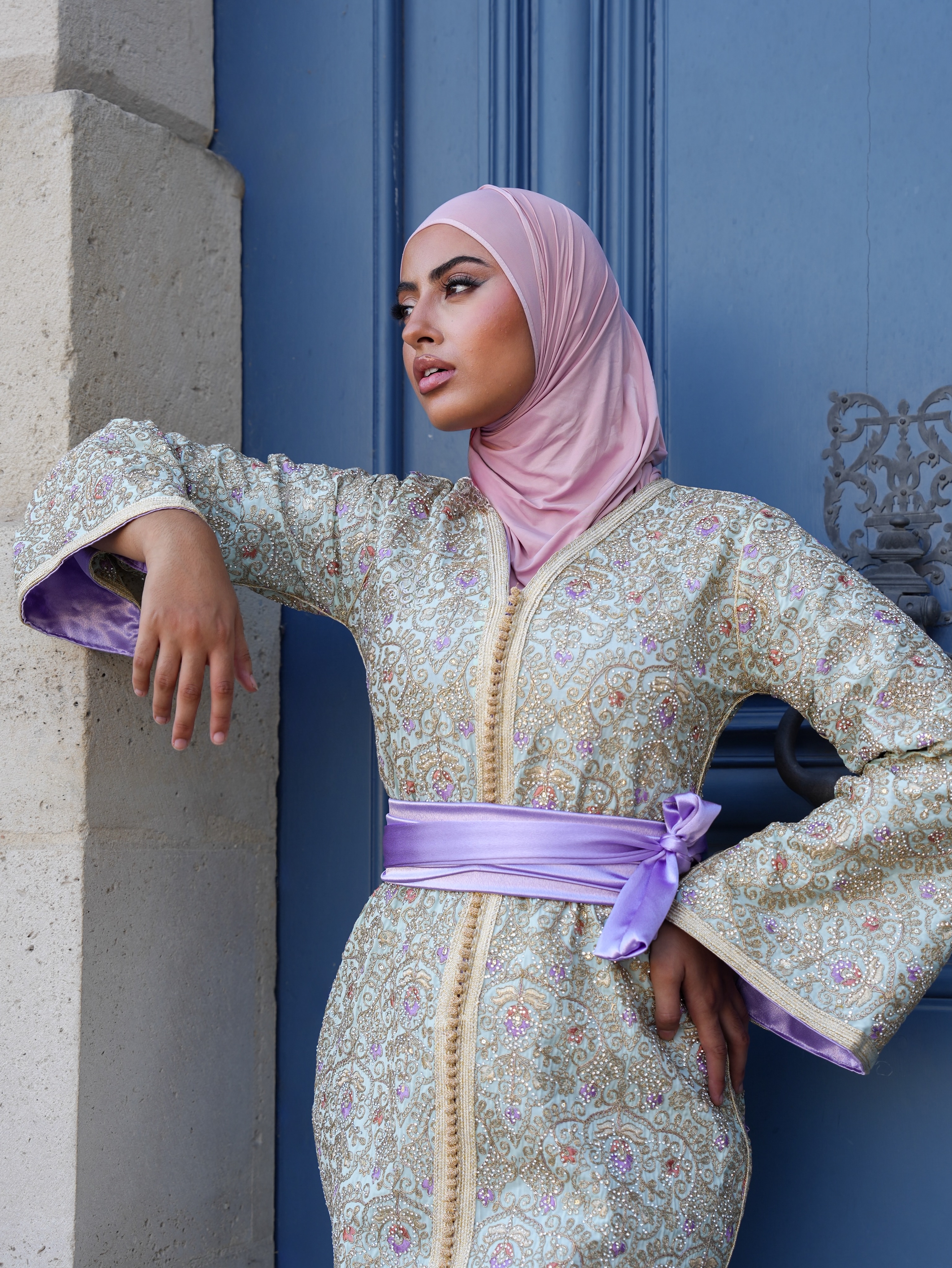 Caftan clair CAFTAN DESIGN devant une porte parisienne