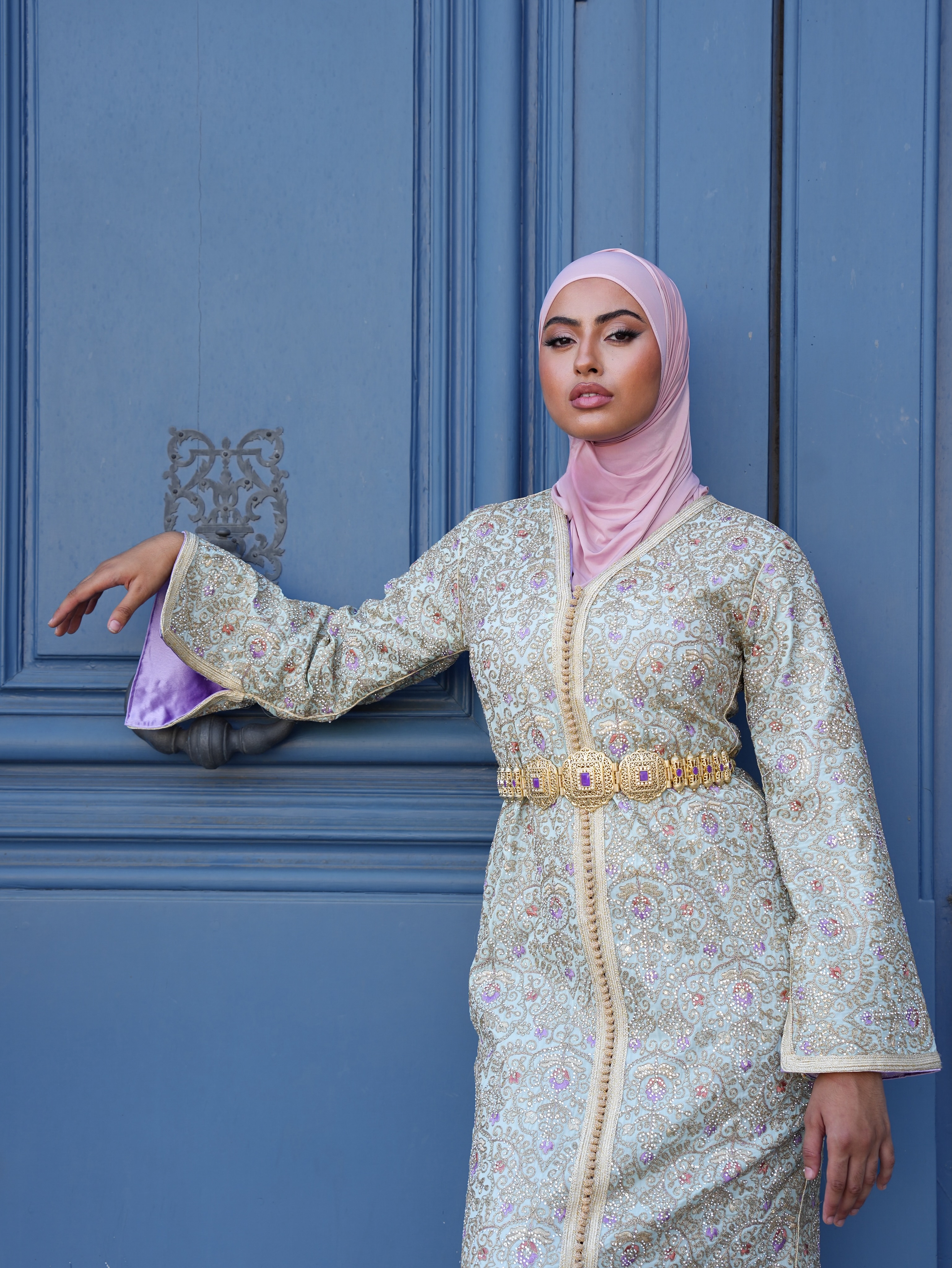 Caftan clair devant une porte parisienne