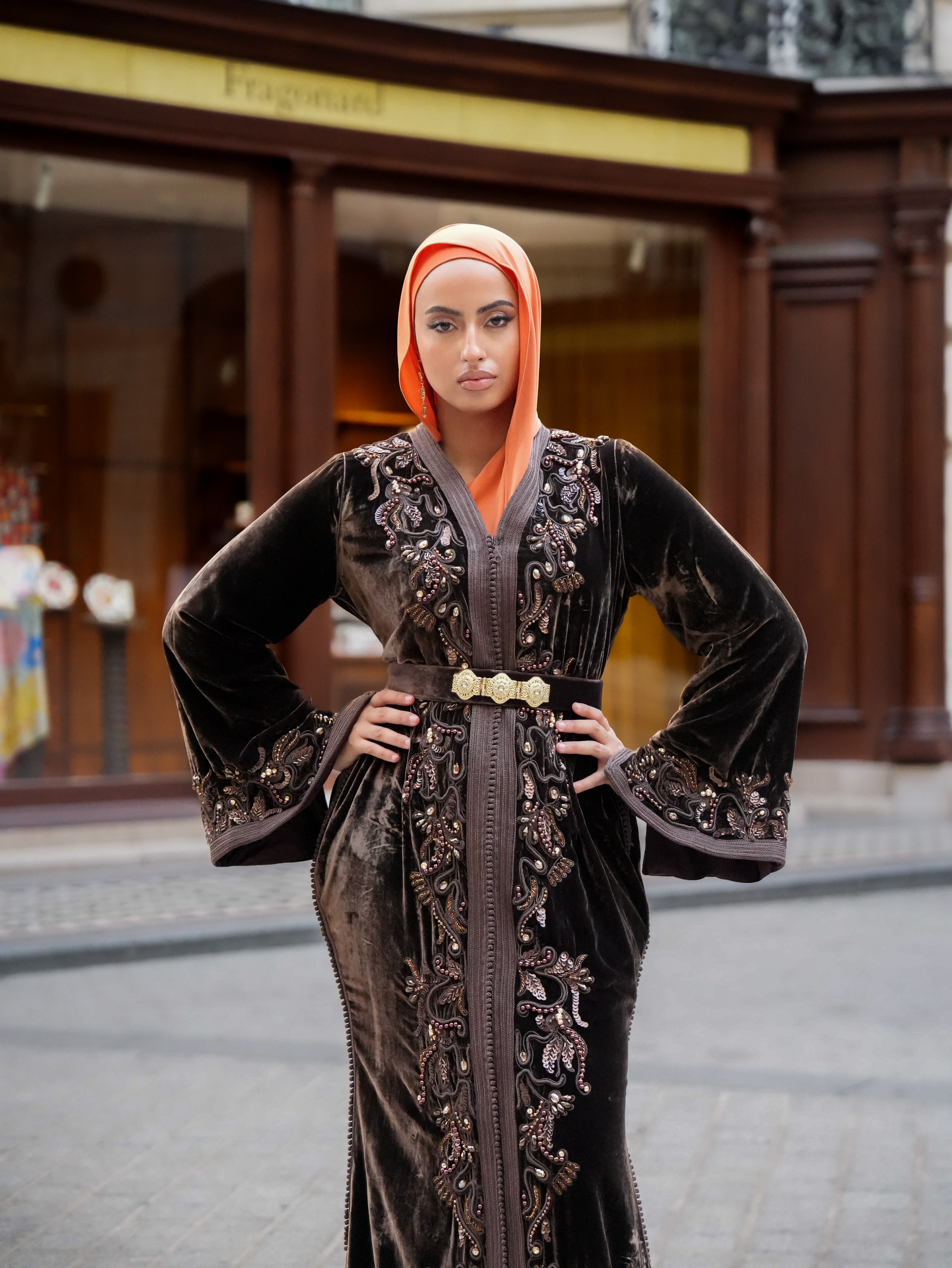 Caftan CAFTAN DESIGN noir brodé photographié à Paris